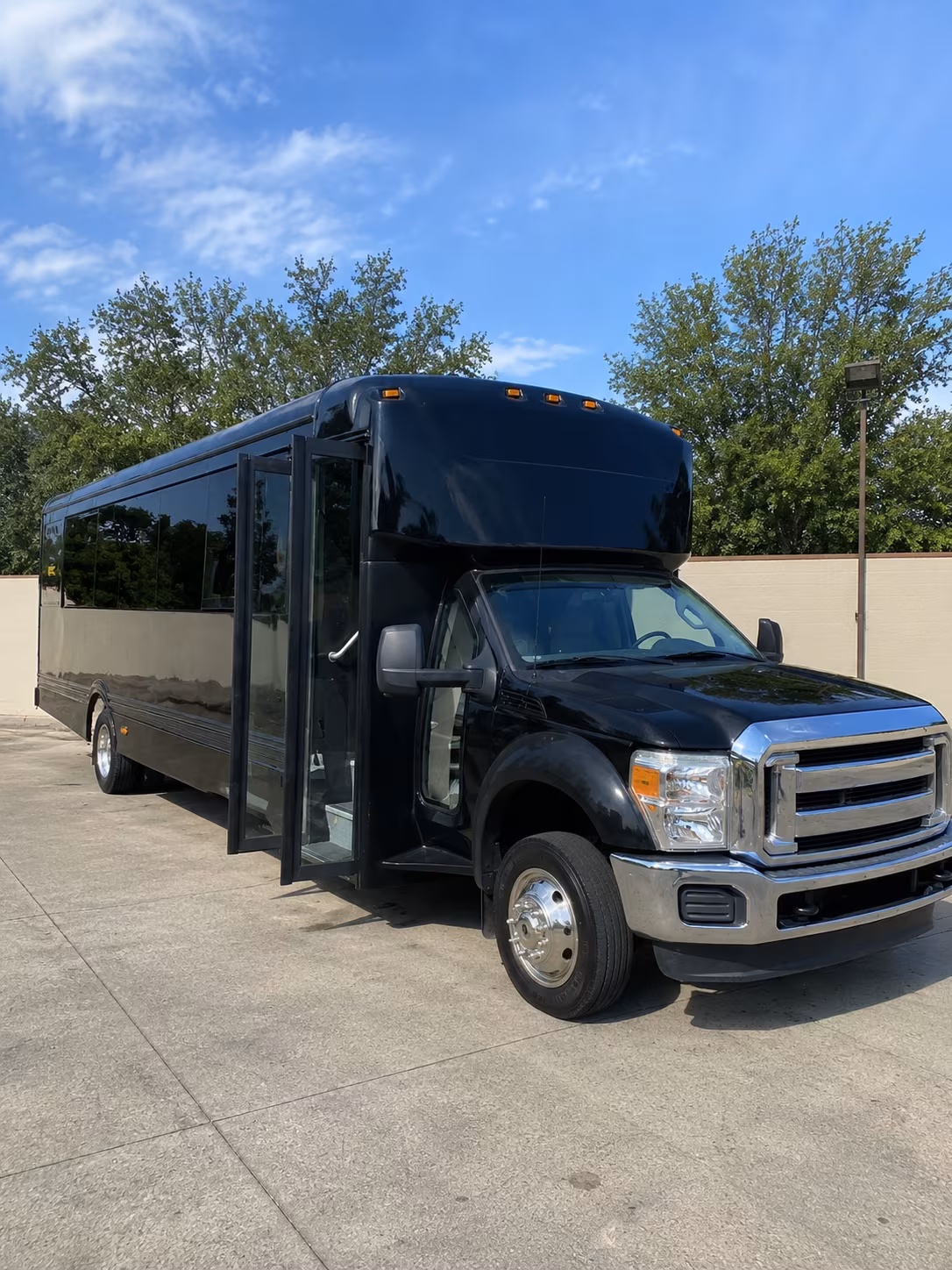 meriden 20 passenger party bus